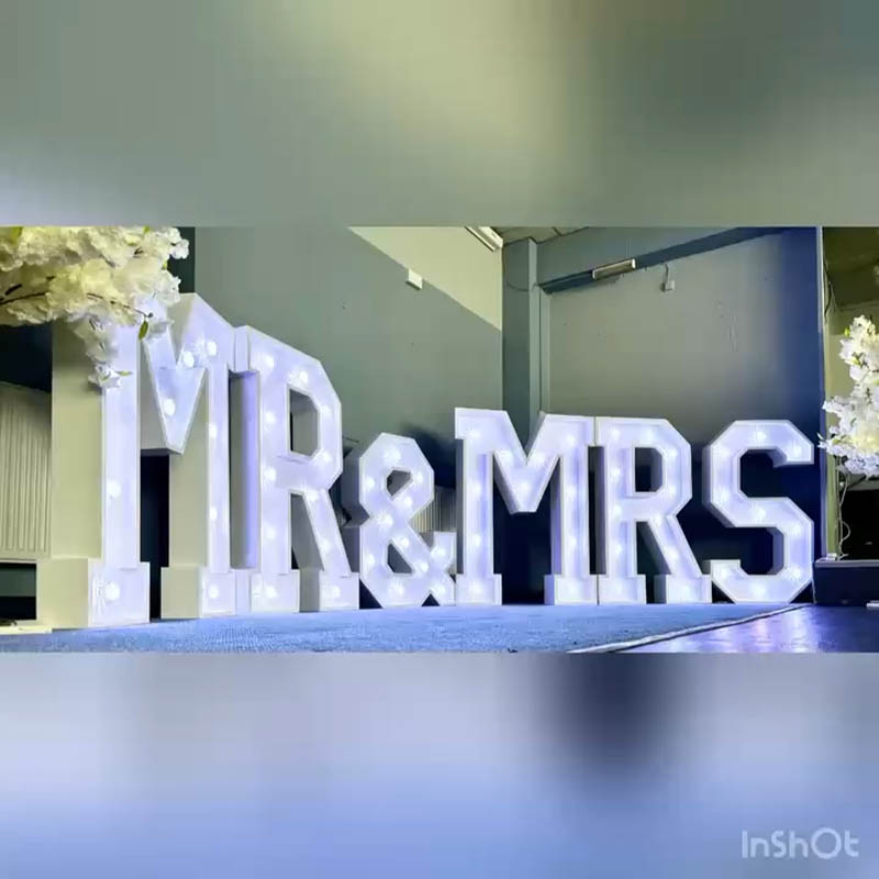 Mr & Mrs Wedding Display